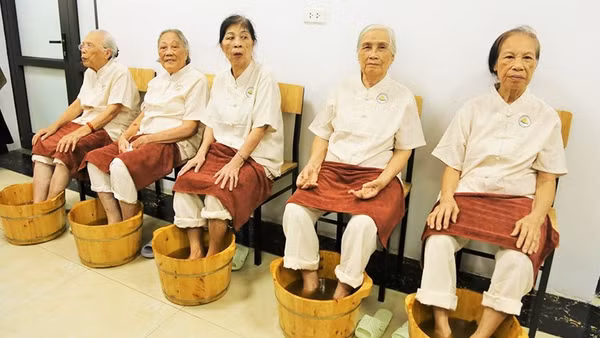 Các cụ cao tuổi được ngâm chân thảo dược trong ngày khai trương. Ảnh: THANH HÀ
