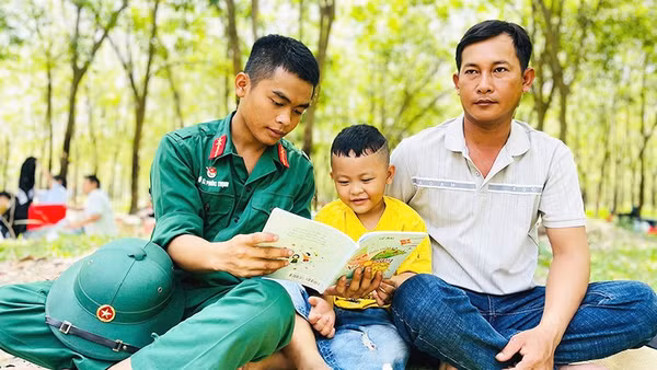 Binh nhì Võ Lê Phúc Thịnh, chiến sĩ Đại đội 7, Tiểu đoàn 2, Trung đoàn 4, Sư đoàn 5, Quân khu 7 bên những trang sách cùng gia đình trong buổi thăm thân cuối tuần.