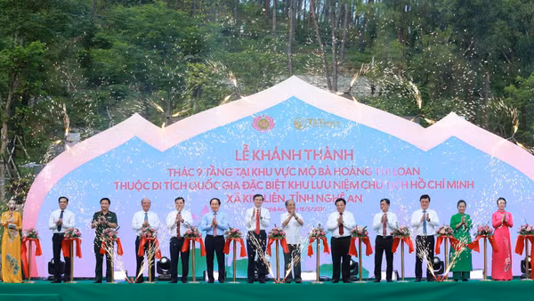 Các đại biểu thực hiện nghi thức cắt băng khánh thành Công trình Thác 9 tầng.