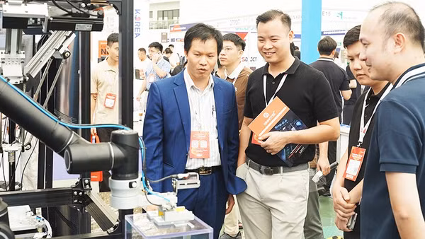 Robot hàn chíp điện tử được các doanh nghiệp quan tâm. Ảnh: NAM ANH
