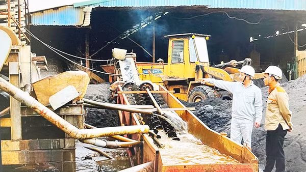 Nhà máy tinh luyện titan Phú Lương tận dụng quặng có hàm lượng rất thấp để duy trì sản xuất.