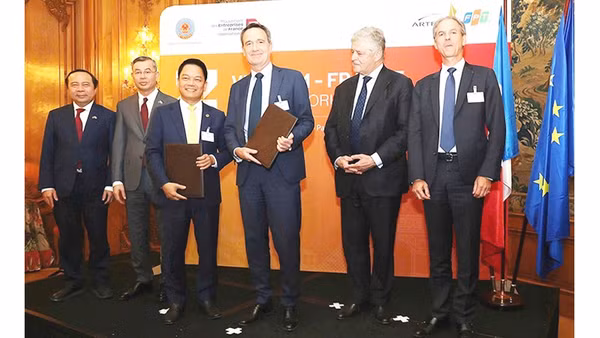 Ông Nguyễn Ngọc Nghị, Phó Tổng Giám đốc T&T Group, Chủ tịch CTCP Tập đoàn Năng lượng T&T và Ông Arnaud Lenail Chouteau, Phó Chủ tịch Cấp cao kiêm Tổng Giám đốc TotalEnergies Gas & Power Activities trao biên bản ghi nhớ về hợp tác phát triển Dự án điện khí LNG Long Sơn.