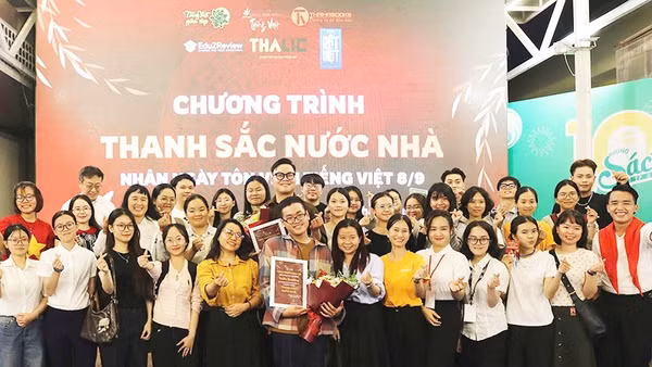 Bạn trẻ hào hứng tham gia chương trình "Thanh sắc nước nhà - Hẹn nhau kể chuyện tiếng Việt" tại Đường sách TP Hồ Chí Minh.