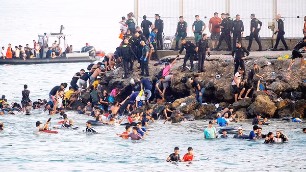 Người di cư trái phép tới lãnh thổ Ceuta thuộc Tây Ban Nha. Ảnh: EUROPA PRESS