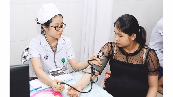 Khám bệnh tại tuyến y tế cơ sở. Ảnh: HẢI NAM
