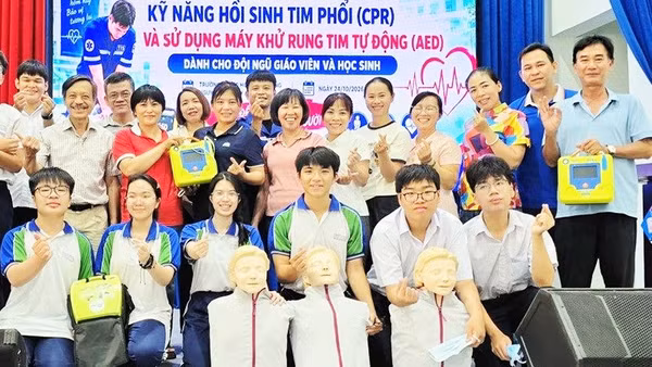 Hàng loạt học sinh ở Khánh Hòa được huấn luyện thành thạo kỹ năng hồi sức tim phổi, sơ cấp cứu cộng đồng và sử dụng máy AED.