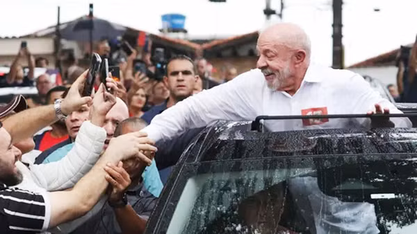 Ông Lula da Silva mừng chiến thắng. Ảnh: SHUTTER STOCK