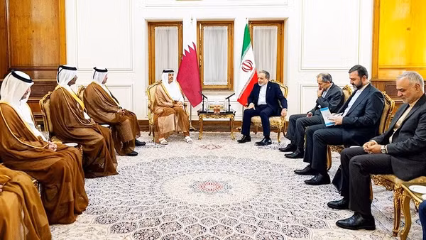 Phái đoàn Qatar (bên trái) gặp gỡ các nhà lãnh đạo Iran tại Tehran. Ảnh: ARAB NEWS
