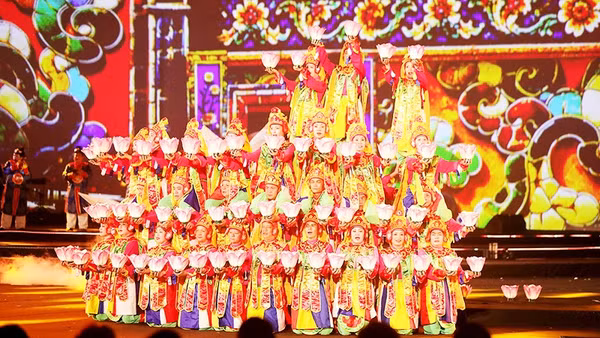 Múa cung đình Huế.