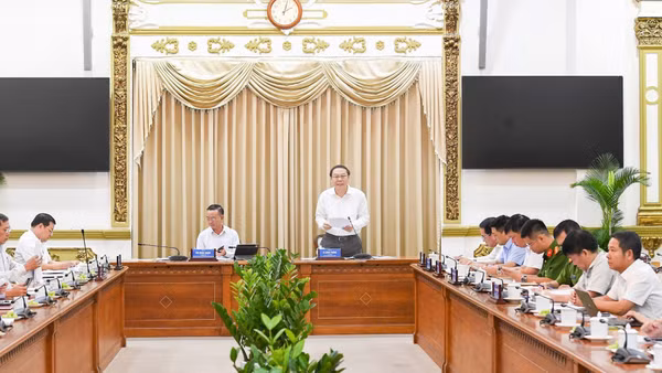 Bộ Nông nghiệp và Môi trường cùng Cục Cảnh sát phòng, chống tội phạm về môi trường (Bộ Công an) vừa có buổi làm việc với UBND Thành phố Hồ Chí Minh xoay quanh điểm nóng ô nhiễm KCN-TTCN Lê Minh Xuân.