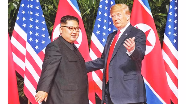 Hai nhà lãnh đạo Triều Tiên (bên trái) và Mỹ gặp gỡ tại Singapore. Ảnh: XINHUA NEWS AGENCY