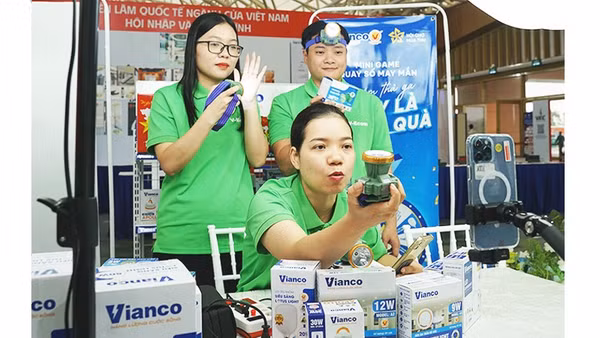 Một buổi bán hàng trực tuyến của doanh nghiệp. Ảnh: NAM ANH