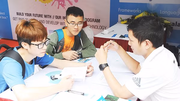Tư vấn cho sinh viên các nghành học về công nghệ tại Đại học Quốc gia Hà Nội. Ảnh: NAM HẢI