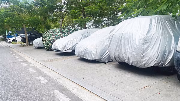 Ô-tô phủ kín bạt đỗ trên vỉa hè một số tuyến đường ở TP Huế.