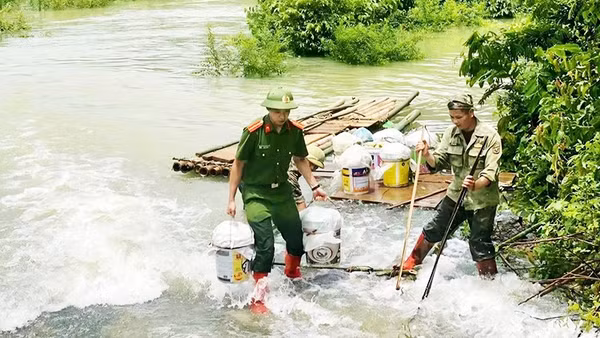 Công an xã Vạn Linh (Lạng Sơn) giúp vận chuyển nông sản cho bà con. Ảnh: CÔNG AN XÃ VẠN LINH