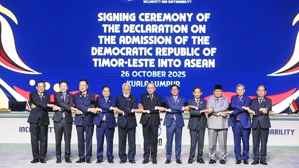 Các nhà lãnh đạo Asean bày tỏ đoàn kết tại một sự kiện chung của khối. Ảnh: MEKONG ASEAN