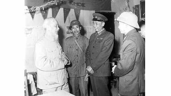 Chủ tịch Hồ Chí Minh thăm đơn vị công binh Quân khu 3 nhân dịp Tết Nguyên đán Bính Ngọ (21/1/1966). Ảnh: TTXVN