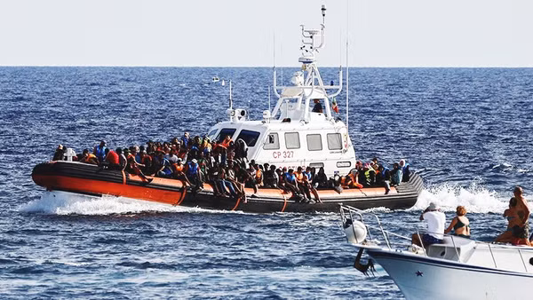 Một tàu cảnh sát biển Italy giải cứu người di cư. Ảnh: REUTERS