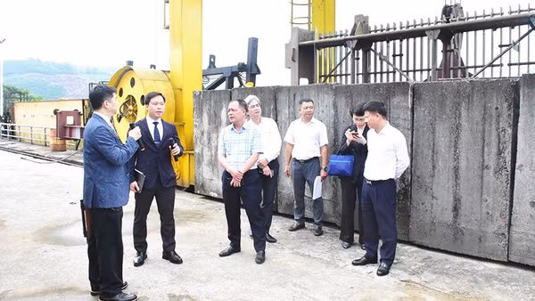 Đại biểu Nhật Bản tham quan mô hình quản lý lũ trên sông Hương.