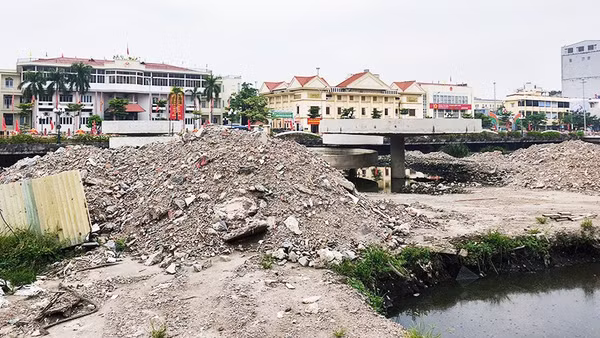 Từng là “lá phổi xanh” của khu trung tâm TP Hải Phòng, nhưng hiện tại Hồ Sen là công trình đầy bụi bặm và gây mùi khó chịu.
