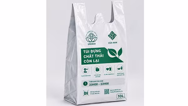 Túi phân loại rác đang được cấp phát cho người dân tại Tổ dân phố Lê Thánh Tông (Hà Nội).