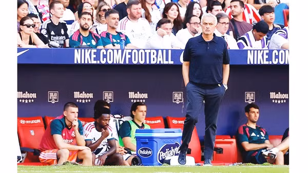 Thay vì nói về chiến thuật, Jose Mourinho phàn nàn về trọng tài sau trận thua.