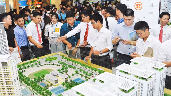 Nhà đầu tư tìm hiểu thông tin về dự án tại sàn giao dịch bất động sản. Ảnh: NAM ANH