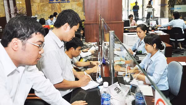Các ngân hàng thương mại, tổ chức tín dụng đồng loạt điều chỉnh hạ lãi suất. Ảnh: NAM ANH