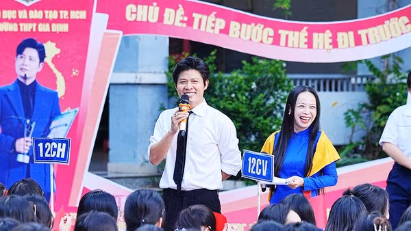 Nhạc sĩ Nguyễn Văn Chung hòa mình vào không khí lịch sử để nuôi cảm hứng sáng tác.
