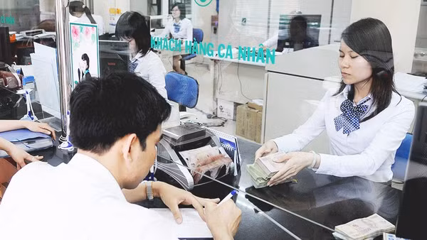 Một số ngân hàng ghi nhận lượng tiền gửi của khách hàng sụt giảm khá mạnh. Ảnh: NAM ANH