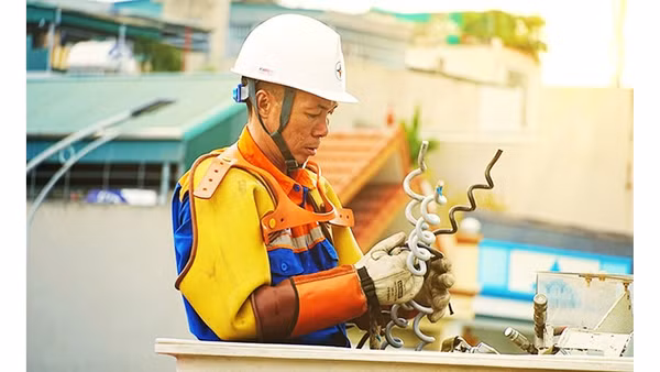 Nhân viên đội hotline Công ty Điện lực Quảng Ninh sửa chữa điện trên lưới. Ảnh: EVNNPC