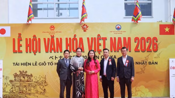 Anh Trần Trung Kiên (bên trái) tại Lễ hội năm nay.