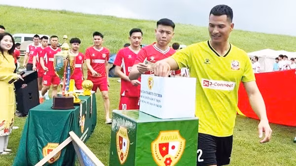 Các đội bóng, cầu thủ và cổ động viên đến sân đã tích cực tham gia đóng góp, ủng hộ quỹ xây chùa Đại Ân Tokyo.