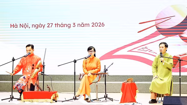 Các nghệ sĩ trong một chương trình giao lưu với học sinh.