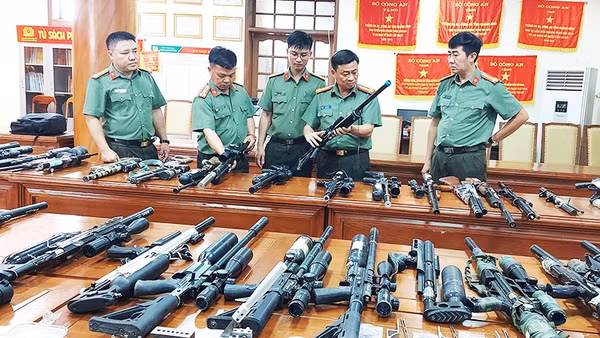 Đại tá Lê Văn Hóa, Phó Giám đốc, Thủ trưởng Cơ quan An ninh điều tra Công an tỉnh Quảng Trị mô tả về các loại súng vừa thu giữ trong chuyên án.