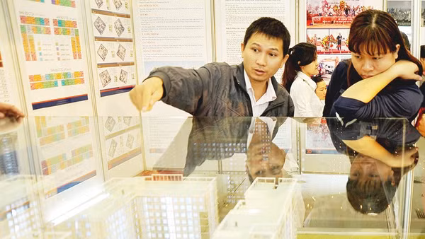 Người lao động tìm hiểu thông tin tại một dự án nhà ở cho người thu nhập thấp. Ảnh: NAM NGUYỄN