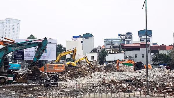 Nhiều dự án được triển khai kéo theo lượng lớn đất, đá, bê-tông, gạch từ phá dỡ và thi công. Ảnh: NAM NGUYỄN
