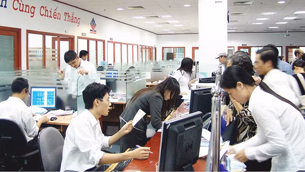 Kết thúc phiên 14/10, VN-Index giảm 14,55 điểm, xuống 1.704,87 điểm. Ảnh: NAM ANH