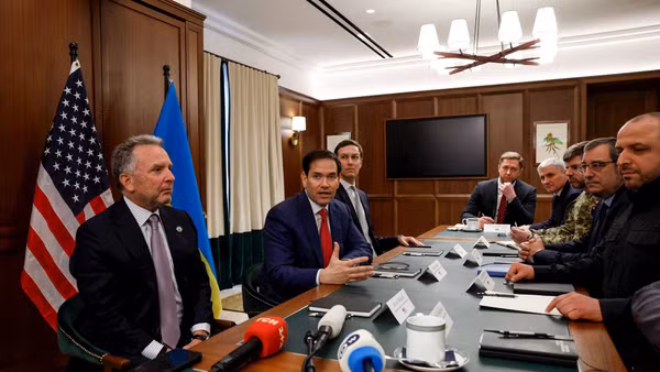 Một cuộc thảo luận giữa phái đoàn Mỹ (bên trái) và Ukraine. Ảnh: GETTY IMAGES