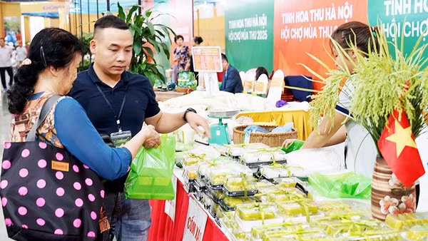 Sản phẩm cốm được nhiều người ưa chuộng. Ảnh: SONG ANH