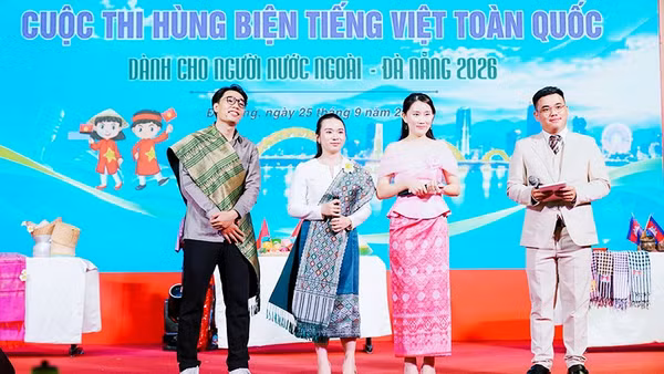 Nhóm sinh viên quốc tế của Trường đại học Mở Thành phố Hồ Chí Minh đã xuất sắc giành Giải nhất tại “Cuộc thi Hùng biện tiếng Việt toàn quốc dành cho người nước ngoài - Đà Nẵng 2026”. Ảnh: NHÀ TRƯỜNG CUNG CẤP