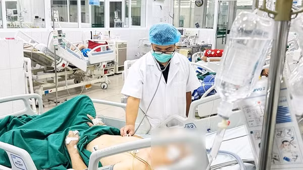 Điều trị bệnh nhân Cúm A tại Bệnh viện Nhiệt đới Trung ương. Ảnh: Bệnh viện cung cấp