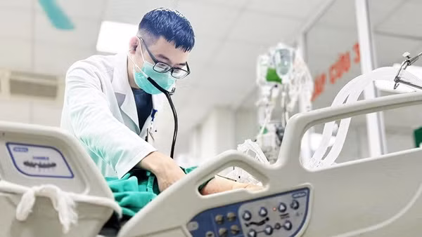 Một ca trực của bác sĩ nội trú tại BV Bệnh Nhiệt đới Trung ương. Ảnh: AN NHƯ