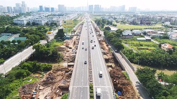 Dự án mở rộng đường cao tốc đoạn Thành phố Hồ Chí Minh - Long Thành đang được đẩy nhanh tiến độ. Ảnh: VIẾT DŨNG