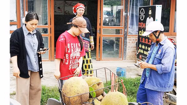 Ở nhiều vùng sâu, vùng xa, người dân vẫn quen với các giao dịch bằng tiền mặt. 
