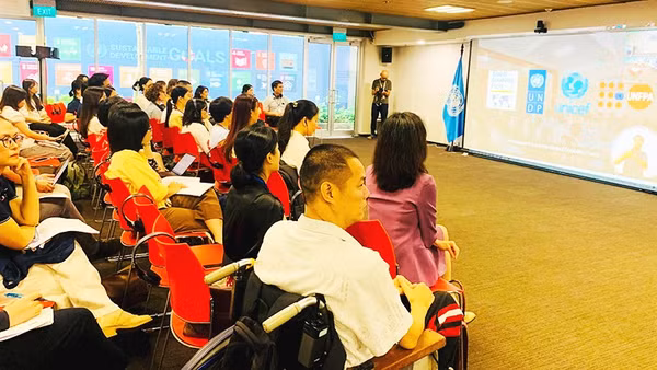Các đại biểu trao đổi tại Hội thảo quốc tế về thúc đẩy giáo dục và y tế hòa nhập tại Hà Nội.