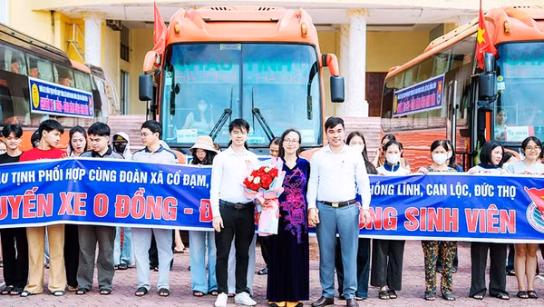Đưa 120 sinh viên Hà Tĩnh ra Hà Nội nhập học