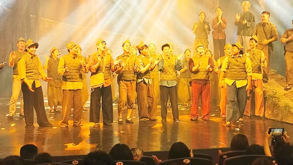 Chào sân “Tuổi thơ dữ dội”