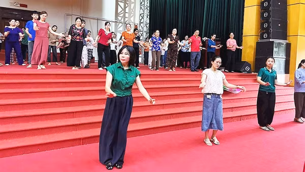 Nghệ sĩ Phạm Hồng Định (đứng đầu hàng) hướng dẫn các chị em văn nghệ cơ sở trong một chương trình tập huấn. 