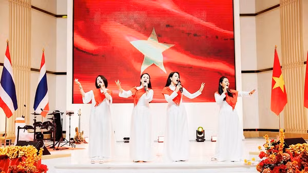 Kiều bào ở Thái Lan kỷ niệm Ngày Quốc khánh. Ảnh: NVCC